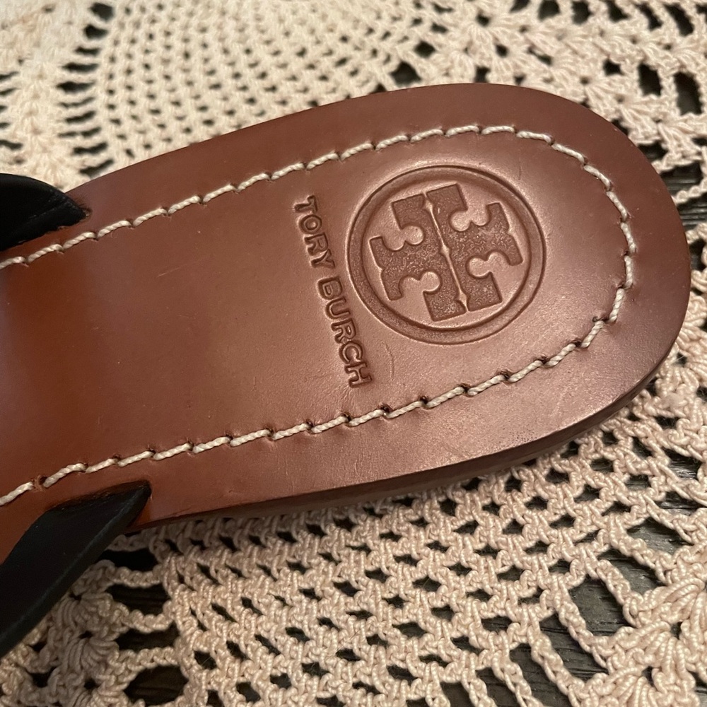 Tory Burch Black and Brown Leather Thong Sandals with Gold Logo - Picture 4 of 7